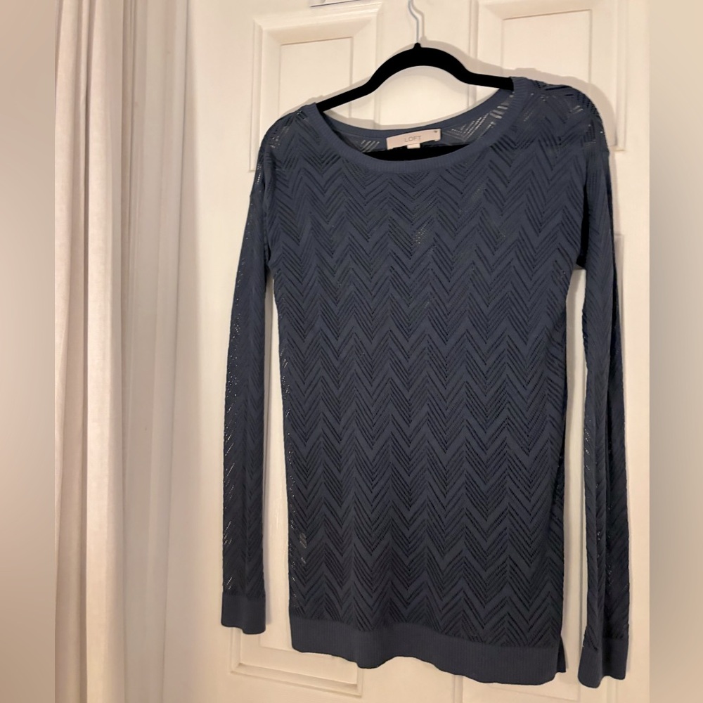 XS Loft light sweater w/ ribbing detail
